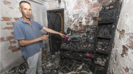 Acid Boufera, vecino de la casa contigua, muestra el punto donde se inicio el fuego a la vivienda del tercer piso del Edificio Los Ángeles situado en el Paseo de Los Ángeles de Lorca (Murcia)