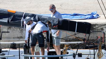El Rey Felipe embarca en el 'Aifos' en Palma de Mallorca