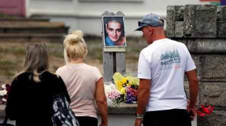 Un grupo de personas rinde tributo a la cantante Sinead O'Connor en Irlanda