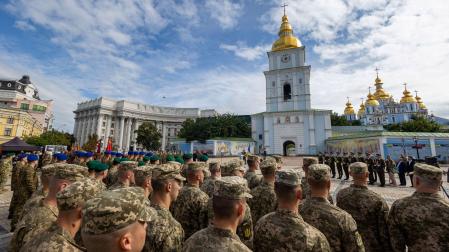 El presidente, Volodymyr Zelenskiy, y soldados del ejército ucraniano asisten a una ceremonia para conmemorar el Día del Estado de Ucrania