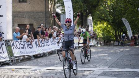 Natalia Alonso alza los brazos en la llegada al Caballo Blanco de la tercera y última etapa de la Vuelta a Pamplona. Detras, la líder Laia Bosch cruza en segunda posición