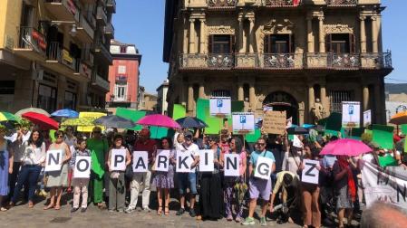 Una protesta anterior de los vecinos de la Plaza de la Cruz en contra del parking de la calle Sangüesa