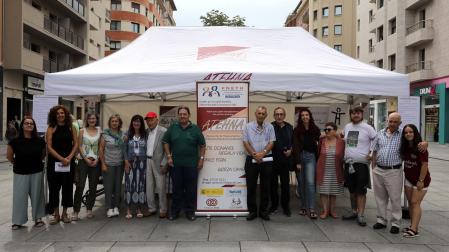 Trasplantados y familiares, miembros de Atehna, de Sare y de la Comisión Ciudadana Antisida ayer, en una carpa informativa en Carlos III