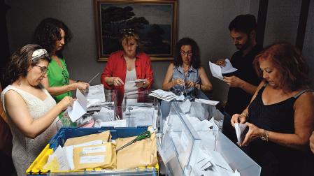Trabajadoras de la junta electoral y representantes de partidos iniciaron ayer el recuento de votos CERA en la Audiencia Provincial de Palma