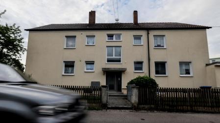 Un vehículo pasa por delante del edificio en el que ocurrieron los hechos