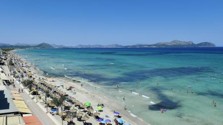 Vista de la bahía de Alcudia desde la Playa de Can Picafort en el municipio de Santa Margalida, durante un día de playa