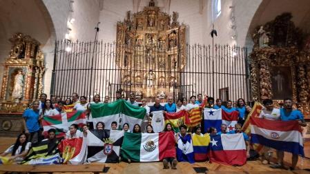 Los jóvenes participantes en la ‘Expedición Balmis, Salvany y Zendal’ posaron para una foto de recuerdo en la iglesia parroquial de Isaba con representantes locales