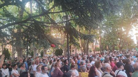 Asistentes a la concentración contra las obras que se celebró el viernes por la tarde