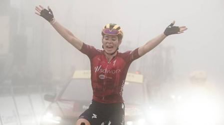 Vollering celebra entre la niebla su victoria en el Tourmalet