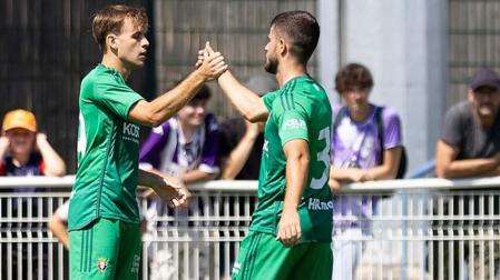 Pablo Ibáñez choca su mano con Iker Muñoz