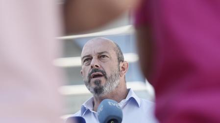 El vicesecretario de Coordinación Autonómica y Local del Partido Popular, Pedro Rollán, atiende a los medios este sábado