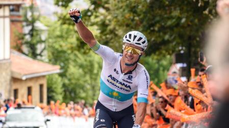 Alesey Lutsenko celebra su victoria en el 78 Circuito de Getxo-Memorial Hermanos Otxoa