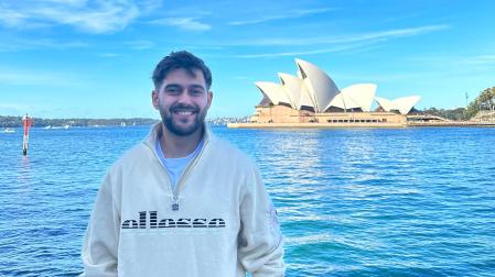 Marcos Bretos, en la bahía de Sídney, con el icónico edificio de la Ópera a sus espaldas