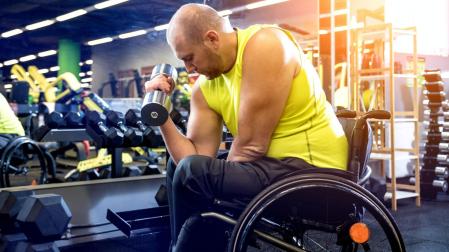 Para aliviar la fatiga o mejorar la calidad de vida se recomienda caminar, correr, montar en bicicleta… junto con otros ejercicios que desarrollen la fuerza muscular