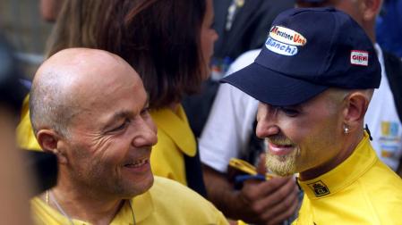 Marco Pantani recibe la felicitación de su padre tras su victoria en el Tour