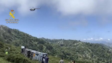 El helicóptero de la Guardia Civil llega al lugar del accidente de un autobús en los Lagos de Covandonga