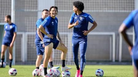 Johan Mojica en su primer entrenamiento junto a Juan Cruz y Moi Gómez