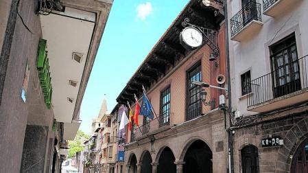 Casa consistorial de Sangüesa, en plena calle Mayor.