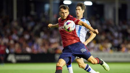 Budimir arma la pierna ante Elustondo en el amistoso contra la Real Sociedad