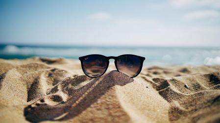 Unas gafas de sol sobre la arena