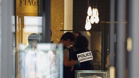 La policía judicial francesa trabaja en el interior de la tienda Piaget tras un robo, en la Rue de la Paix junto a la Place Vendome en París, Francia.
