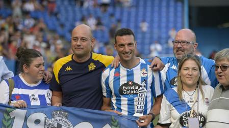 Scaloni, emocionado, en el homenaje que le ha tributado el Deportivo