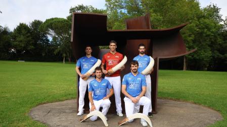 Javier Urriza, en el centro y de rojo, con los aspirantes a destronarle en Chillida Leku