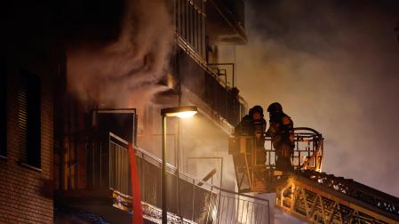 Un grupo de bomberos trabajan en el edificio ubicado en la calle Goya de Valladolid que ha sufrido daños tras una fuerte explosión de gas que ha provocado el incendio