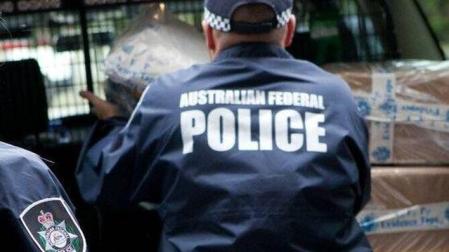 La Policía Federal Australiana se lleva material pornográfico incautado en una operación contra la pederastia en el país