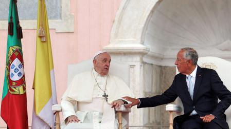 El Papa Francisco conversa con el presidente portugués, Marcelo Rebelo de Sousa, en el Palacio Nacional de Belém, en Lisboa