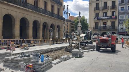 Trabajos de reparación en la plaza del Castillo de Pamplona