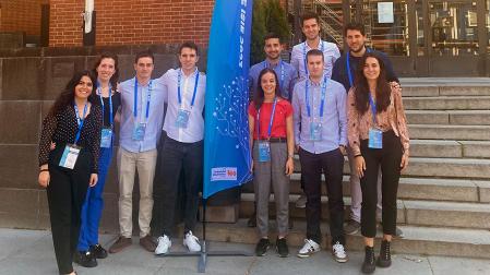 De izquierda a derecha, Naiara Goñi, Ane Pérez, Ibai Urtasun, Iker Oraá, Leyre Rosado, Álvaro Iribarren, Elisa Irujo (delante), Javier Samanes, Iñaki Lalinde y Alberto Berrueta (detrás)