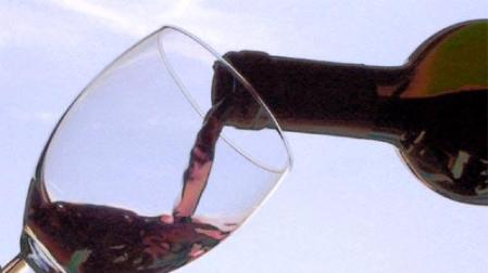 Imagen del llenado de una copa de vino