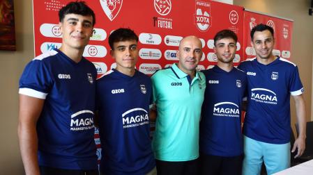Los cuatro fichajes posan con su entrenador Miguel Hernández. De izquierda a derecha son Álex Palazón, Pablo García ‘Pachu’, Eloy De Pablos y Léo Café