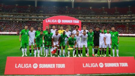 Jugadores del Sevilla y Real Betis posan hoy, durante un partido de pretemporada de la Gira de Verano de LaLiga disputado en el estadio Akron, en Guadalajara
