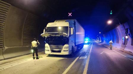 Camión averiado en el interior de los túneles de Belate