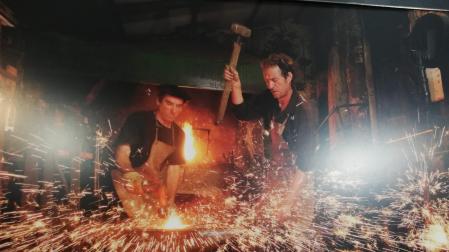 Esta noche en Urdax, demostración de forja a cargo de los hermanos Brun, con motivo del XV Día del Hierro.