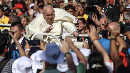 El Papa llega al parque Eduardo VII de Lisboa entre la multitud que le saluda
