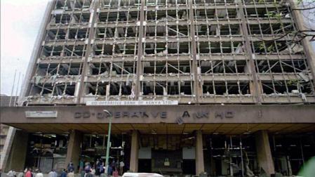 Efectos de la bomba en un edificio junto a la embajada de EE UU en Nairobi