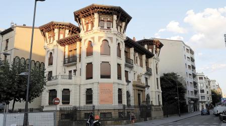 La Casa Goicoechea, en la esquina entre la calle Francisco Bergamín y la avenida de Roncesvalles