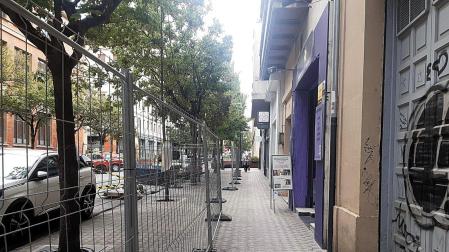 Árboles vallados en la calle Sangüesa en una imagen enviada por Zabalsanche