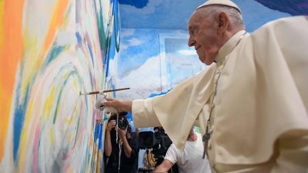 El Papa Francisco da una pincelada en el mural de Scholas Ocurrentes, en Cascais (Portugal)