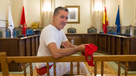 José Luis Sanz, alcalde de Arguedas, en el salón del plenos del Ayuntamiento de la localidad