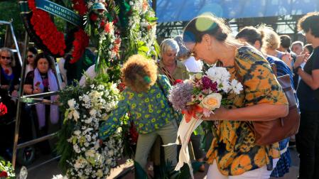Entre flores, familia y amigos, el periodismo se despide de Ramón Lobo RAMÓN LOBO

María Alonso
Madrid, 4 ago (EFE).- Entre flores, familia y amigos, el mundo del periodismo se ha despedido este viernes del corresponsal de guerra y escritor Ramón Lobo, que ha sido incinerado en el cementerio de la Almudena en Madrid, donde más de trescientas personas se han acercado para darle el último adiós, como él quería.
Sus amigos y lectores, dirigidos por la periodista Nieves Concostrina, han recorrido el cementerio civil con rosas y claveles entre las manos en una "procesión muy laica" -ha comentado la también escritora- en la que han dejado flores en las tumbas de personalidades que Lobo admiraba, como Carmen de Burgos, Pérez Galdós, Pío Baroja o Almudena Grandes. 
Mientras, Concostrina relataba historias y anécdotas de los personajes frente a sus lápidas.
Y es que Lobo, fallecido en Madrid el miércoles pasado a los 68 años, lo dejó todo pensado: "Espero que haya quedado claro el plan del crematorio de la Almudena, cuando toque, y la procesión muy laica al mando de Nieves Concostrina al cementerio civil para llenarlo de flores. Hay que guardar algunas para Pérez Galdós y las Trece Rosas. Sobreviviremos al 23J. Gracias por estar", escribió el reportero el 25 de junio en un mensaje en la red social Twitter.
Él también dijo que quería un funeral 'divertido' y, aunque la despedida ha tenido el dolor inevitable de quien pierde a un maestro y a un amigo, el humor de Concostrina en las historias que contaba no han podido más que despertar varias carcajadas.
El director del programa “A vivir que son dos días” de la Cadena Ser, Javier del Pino; el fotoperiodista Gervasio Sánchez; el director de Infolibre, Jesús Maraña; el periodista de TVE Jesús Álvarez o el corresponsal de RNE Fran Sevilla han sido algunos de los compañeros de profesión que han acudido a la despedida.
También se han acercado representantes del mundo de la cultura, como el actor Juan Diego Botto, y de la política, como la portavoz de Más Madrid, Mónica García.
Tal y como han recordado este viernes sus más allegados durante el recorrido por el cementerio, Ramón Lobo fue un periodista con una mirada honesta, que no temía a la verdad y contaba el sinsentido de las guerras -Irak, Afganistán, Líbano, Sierra Leona, Congo o Ruanda, entre otras- con humanidad y desgarro. 
Sus compañeros lo han querido homenajear en un recorrido de algo más algo más de dos horas, un homenaje que ha concluido frente al memorial a las Trece Rosas, que fueron fusiladas la madrugada del cinco de agosto de 1939.
Lobo, según se ha comentado durante el homenaje, tenía miedo de que a su entierro no fuera apenas nadie porque sería en agosto “y todo el mundo estaría de vacaciones”, pero esto no ha ocurrido porque ha estado arropado por el cariño, el amor y la admiración de cientos de personas.
Con la misma dignidad con la que vivió su vida y ejerció siempre su profesión -terminó de escribir su último libro días antes de fallecer-, el periodista dejó a los oyentes de “A vivir que son dos días“ una lección de vida y muerte hace poco más de un mes.
"La vida -decía Lobo- no tiene nada que ver con el número de años que vives, sino con la forma en la que los vives. La muerte no es un problema si has vivido antes". EFE