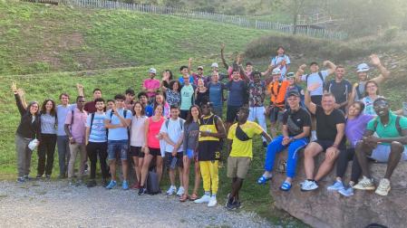 Jóvenes participantes en una de las actividades en Baztan Abentura Park
