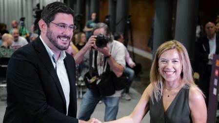 Los portavoces parlamentarios del Partido Popular, Alejandro Nolasco, y Vox, Ana Alós, firman el acuerdo de coalición para la gobernabilidad de Aragón