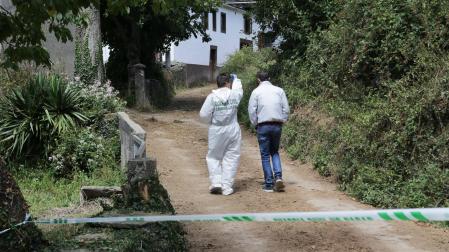 Agentes de la Guardia Civil trabajan en la zona acordonada donde ha tenido lugar el crimen