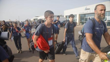 Telmo Aldaz, director del programa, y algunos de los jóvenes de la expedición, antes de embarcar en Dakar hacia Madrid.