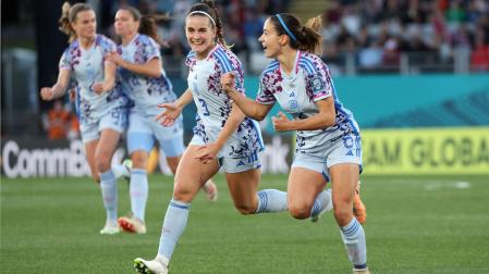 Aitana Bonmati celebra con Teresa Abelleira uno de los cinco goles que ha metido España a Suiza en los octavos de final del Mundial femenino