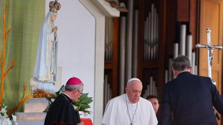 El Papa Francisco llega a rezar a la Capilla de las Apariciones en el Santuario de Nuestra Señora de Fátima
